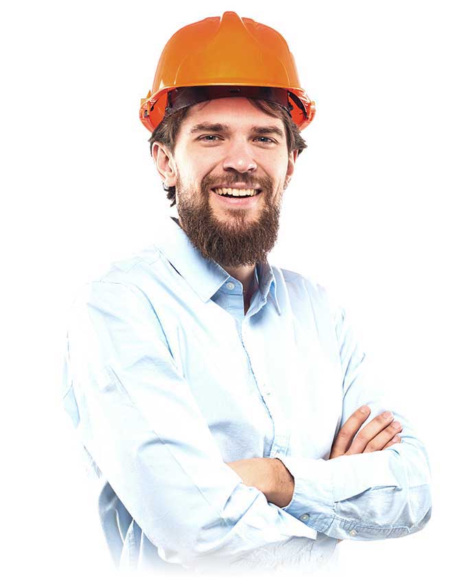 Homme portant un casque de sécurité pour la construction, les mains croisées, sur une page de devis.