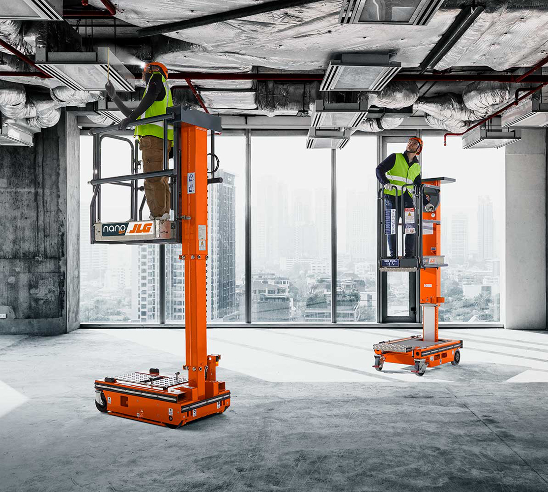 Nano mobilne podnoszone platformy robocze podniesione, dwóch mężczyzn pracuje na wysokości